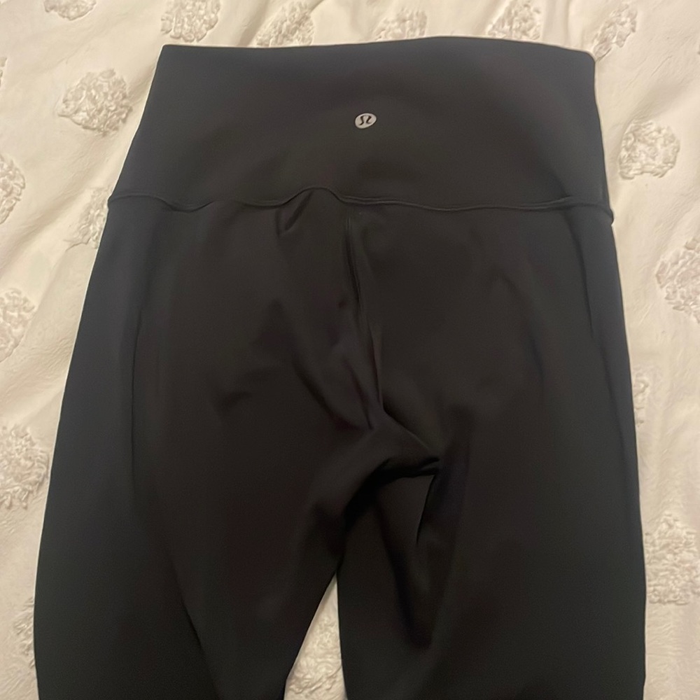 Black Lululemon cropped leggings